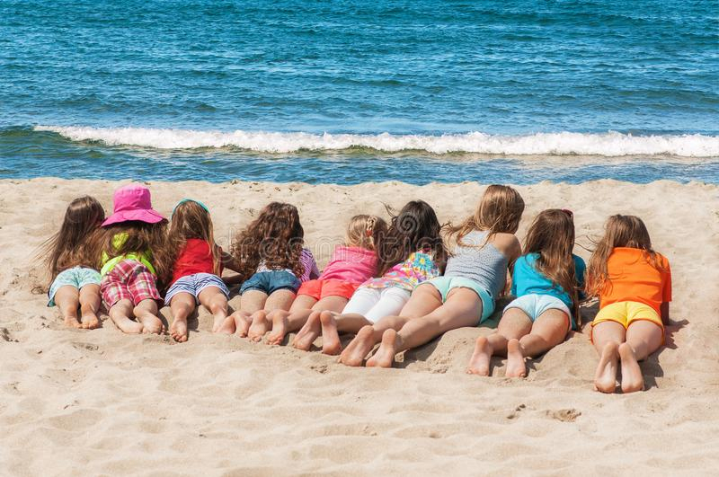 Gruppe Kinder, Die Auf Dem Strand Liegen Stockfoto - Bild Von Zeile verwandt mit Kinder Bilder Verkaufen