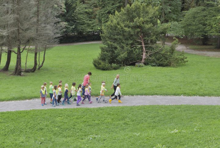 Gruppe Kinder, Die Ein Spiel Von Kontrolleuren Unter Einem Baum In Der bestimmt für Kinder Picture Shivaji Maharaj,