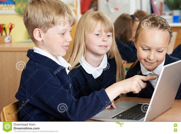 Gruppe Volksschule-Kinder, Die Im Computer Zusammenarbeiten Stockbild ganzes 8 Kinder Und Glücklich,