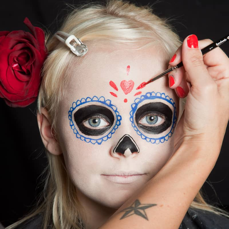 Halloween Kinder Schminken: Día De Los Muertos Make Up - Halloween.de in Einfach Hexe Schminken Kinder Bilder