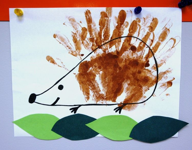 Handabdruck-Bilder-Kinder-Igel-Herbst-Basteln-Kindergarten ganzes Wachsmalstifte Bilder Ideen Kinder