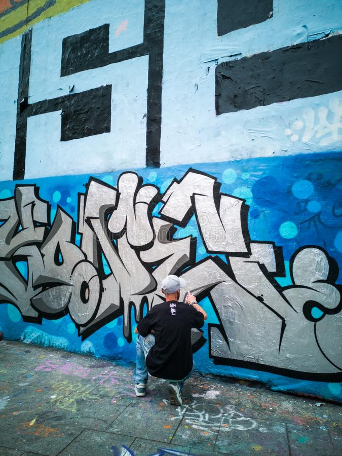 Junge In Der Stadt Durch Graffitiwand Stockfoto - Bild Von Wand, Jugend in Kinder Bilder Hinter Der Wand