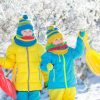 Kind, Das Im Schnee Auf Weihnachten Spielt Kinder Im Winter Stockbild für Bilder Kinder Im Schnee