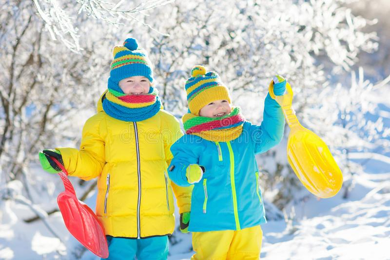 Kind, Das Im Schnee Auf Weihnachten Spielt Kinder Im Winter Stockbild für Bilder Kinder Im Schnee