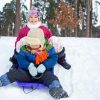 Kinder Auf Schlitten Im Schnee Stockbild - Bild Von Liebe, Eingefroren innen Bilder Kinder Im Schnee