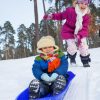 Kinder Auf Schlitten Im Schnee Stockbild - Bild Von Liebe, Eingefroren über Bilder Kinder Im Schnee