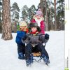 Kinder Auf Schlitten Im Schnee Stockbild - Bild Von Liebe, Eingefroren verwandt mit Bilder Kinder Im Schnee