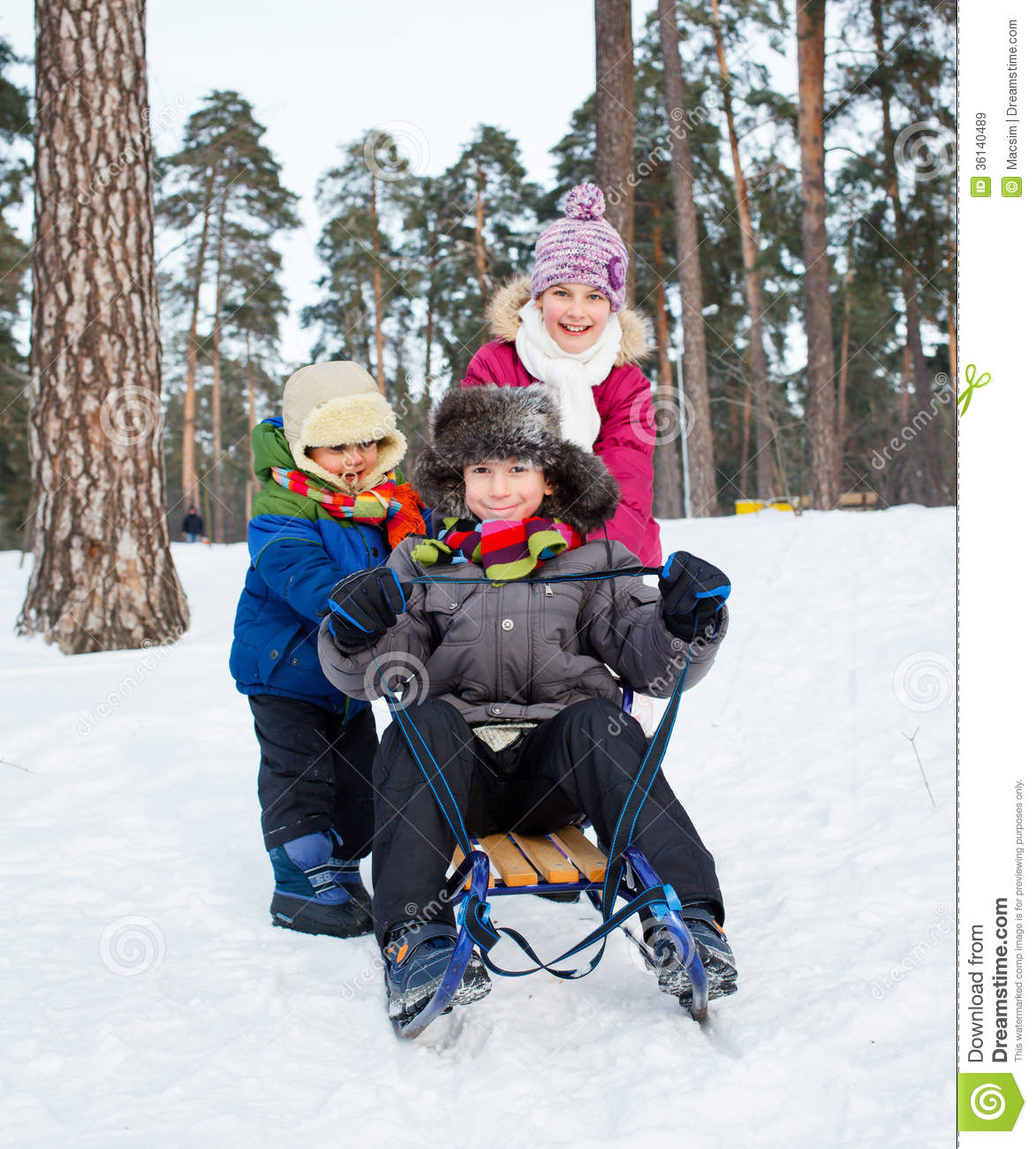 Kinder Auf Schlitten Im Schnee Stockbild - Bild Von Liebe, Eingefroren verwandt mit Bilder Kinder Im Schnee