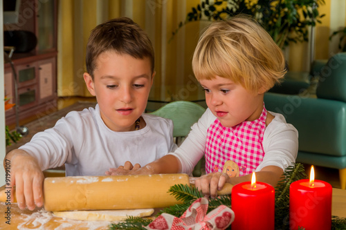 &quot;Kinder Backen Kekse Zu Weihnachten&quot; Stockfotos Und Lizenzfreie Bilder in Kinder Bilder Ausschliesslich Machen Lassen