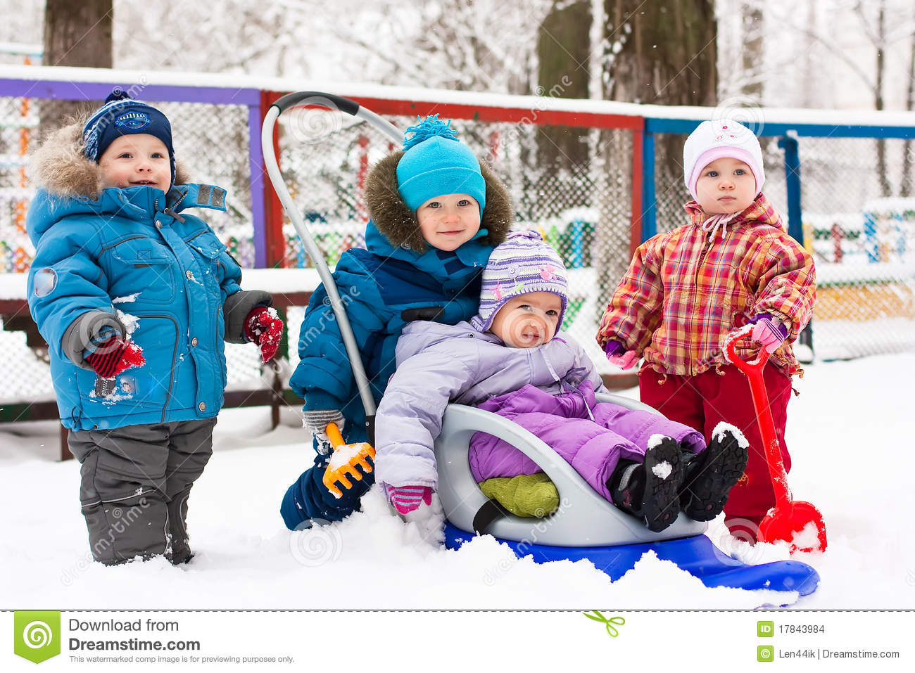 Kinder, Die Im Schnee Im Freien Spielen Stockfoto - Bild Von Zicklein über Kinder Im Schnee Bilder