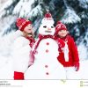 Kinder, Die Schneemann Errichten Kinder Im Schnee Antreiben In Einen verwandt mit Bilder Kinder Im Schnee