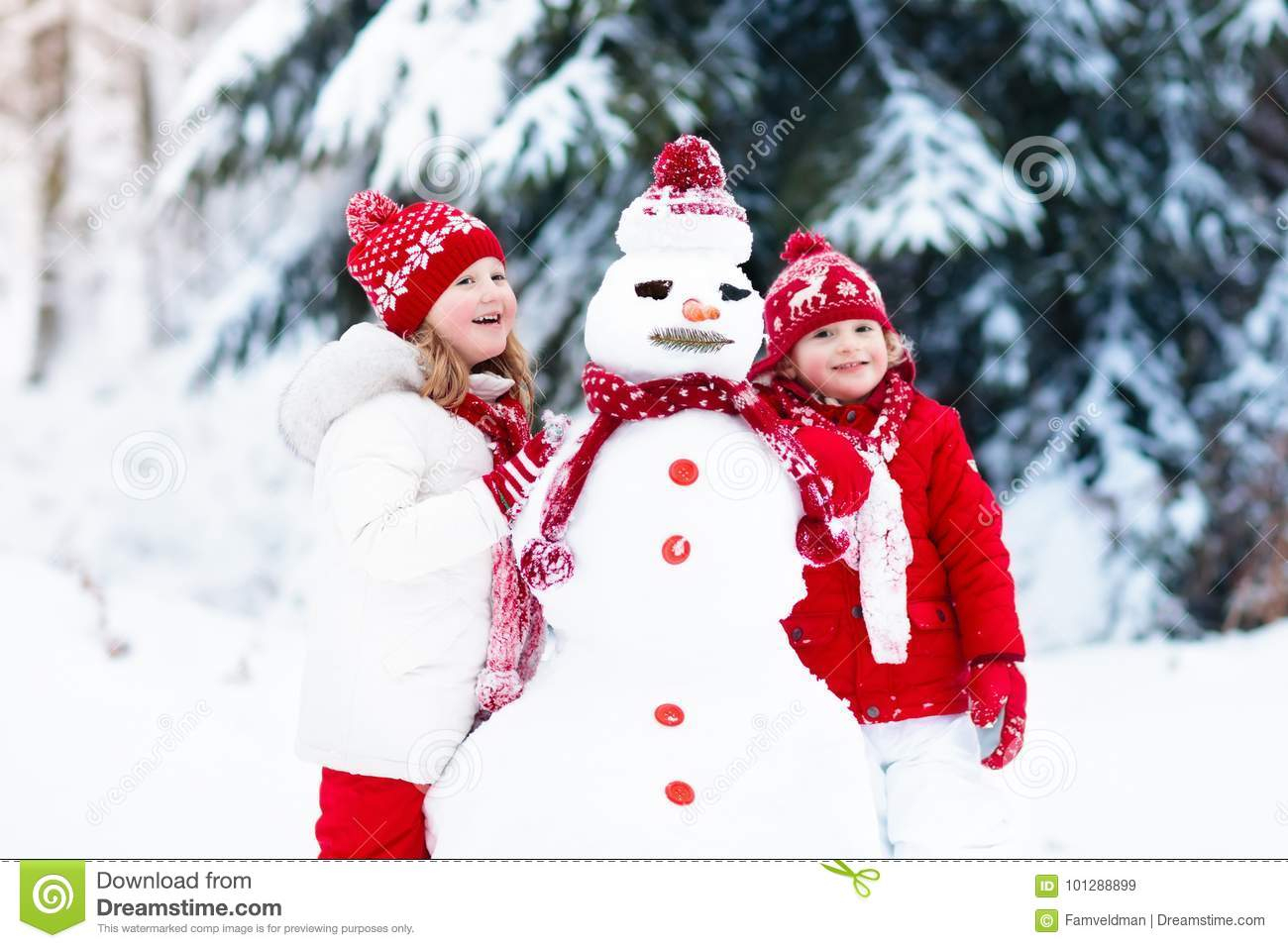 Kinder, Die Schneemann Errichten Kinder Im Schnee Antreiben In Einen verwandt mit Bilder Kinder Im Schnee