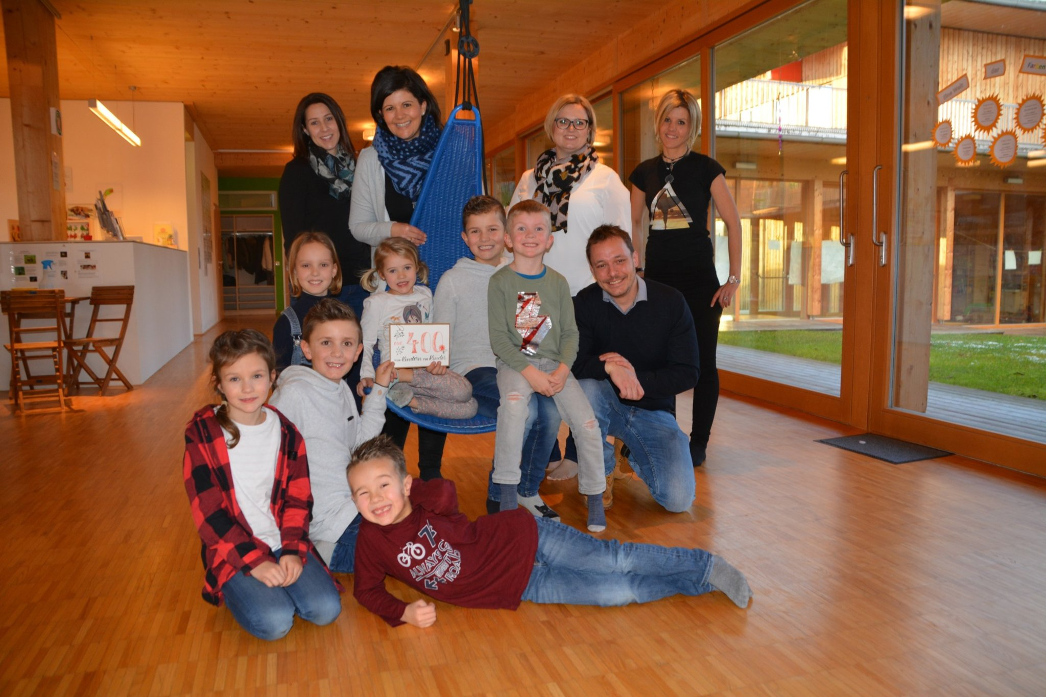 Kinder Helfen Kindern: Berndorfer Kinder Basteln Für Sonneninsel - Flachgau ganzes Kinder Bilder Zwischen Kindern