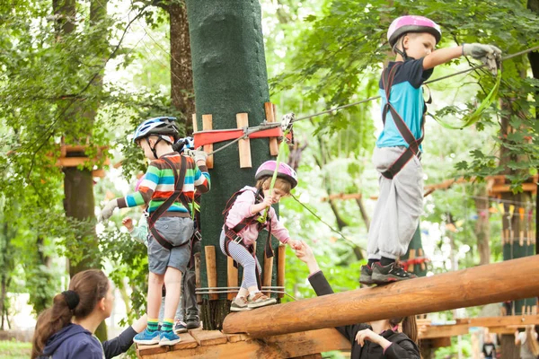 Kinder In Ein Abenteuer-Spielplatz — Stockfoto © Oksixx #181552894 verwandt mit Kinder Bilder Ökologie