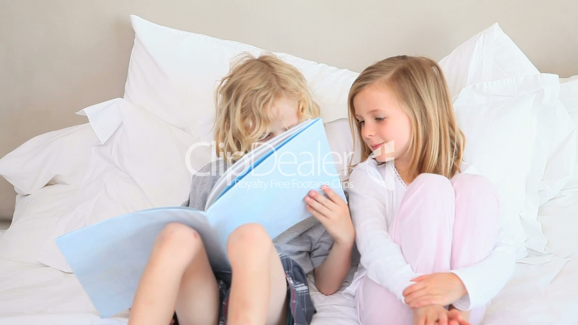 Kinder Lesen Im Bett: Lizenzfreie Stock Videos Und Clips verwandt mit Kinder Lesen Bilder