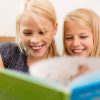 &quot;Kinder Lesen In Einem Buch&quot; Stockfotos Und Lizenzfreie Bilder Auf über Kinder Lesen Bilder