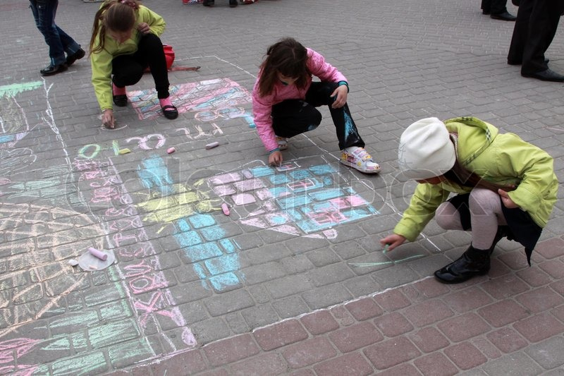 Kinder Malen In Der Straße | Stock Bild | Colourbox bei Kinder Bilder Entlang Der Straße