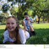 Kinder Mit Ihren Füßen In Der Luft, Die Gekitzelt Wird Stockfoto - Bild bei Kinder Bilder Xl