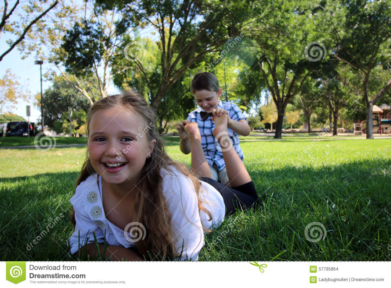 Kinder Mit Ihren Füßen In Der Luft, Die Gekitzelt Wird Stockfoto - Bild bei Kinder Bilder Xl