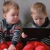 Kinder Mit Tablette Zwei Jungenzwillingskleinkinder, Die Karikatur Der für Kinder Bilder Neben Dem Bett