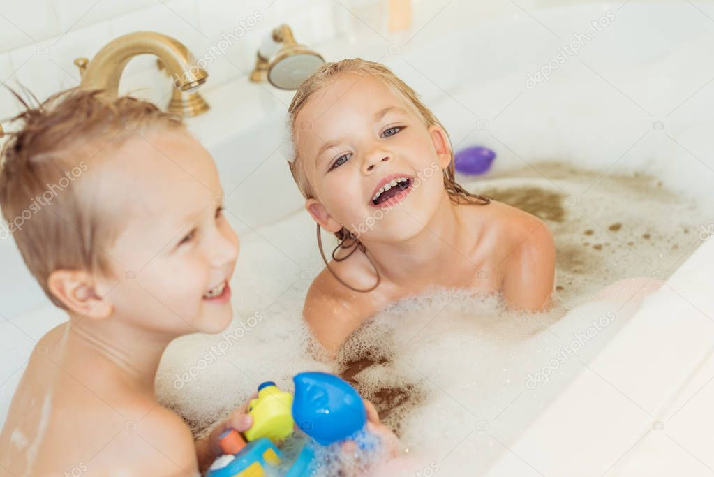 Kinder Spielen In Badewanne Mit Schaum — Stockfoto © Allaserebrina bestimmt für Kinder Bilder Xl