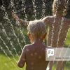 Kinder Spielen Mit Sprinkler In Garten - Lizenzfreies Bild über Kinder Bilder Spielen