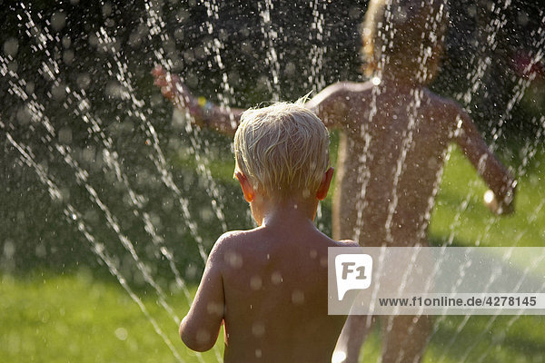 Kinder Spielen Mit Sprinkler In Garten - Lizenzfreies Bild über Kinder Bilder Spielen