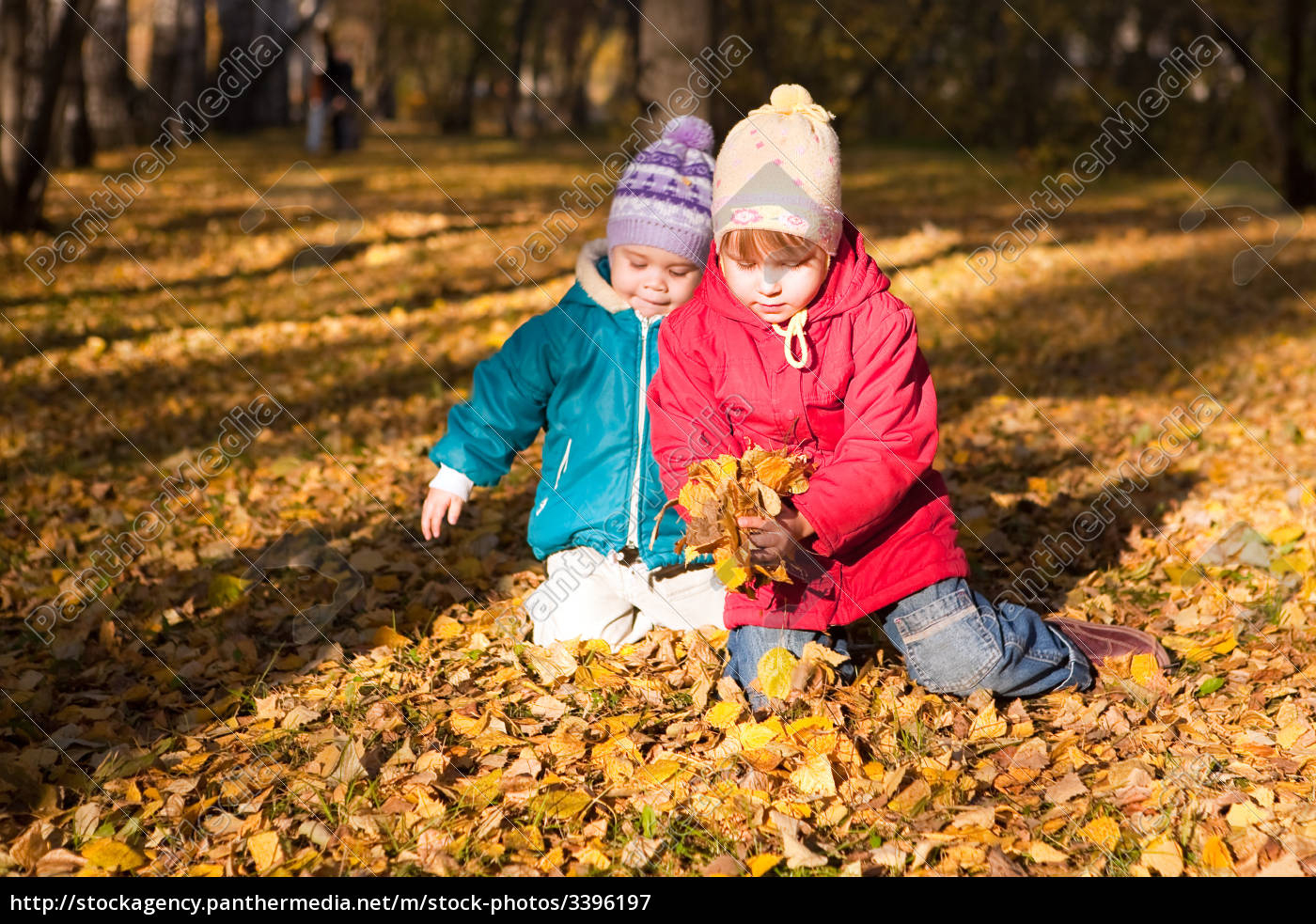 Kinder Werfen Blätter Im Herbst 4 - Lizenzfreies Bild - #3396197 verwandt mit Bilder 4 Kinder