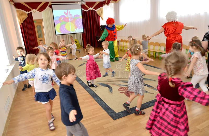 Kindergarten Bilder Und Bilder - Laden Sie 110,422 Lizenzfreie Fotos mit Kinder Tanzen Bilder