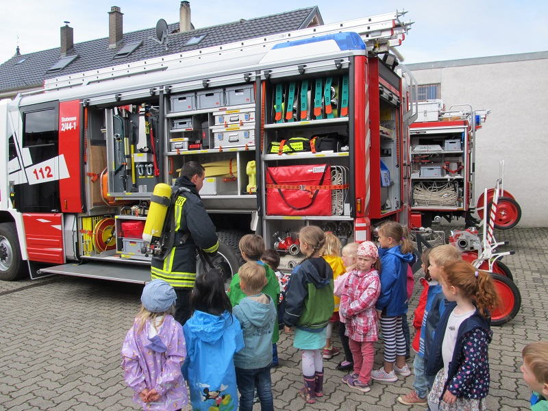 Kindergarten Regenbogen Besuchte Feuerwehr » Feuerwehr Stutensee für Kinder Bild Feuerwehr