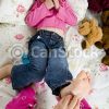 Kitzelnde Füße. Zwei Schwestern Spielen Auf Dem Bett, Kitzelnde Füße innen Kinder Bilder Neben Dem Bett