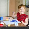 Kleines Kleinkind Beim Malen Mit Fingerfarben Und Kartoffelstempel mit Kinder Quarantäne Bild