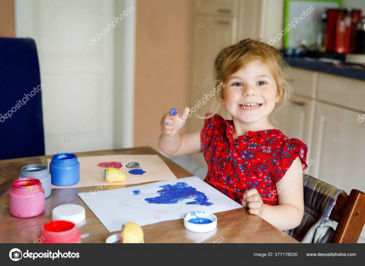 Kleines Kleinkind Beim Malen Mit Fingerfarben Und Kartoffelstempel mit Kinder Quarantäne Bild