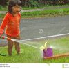 Kleines Mädchen, Das Mit Wasser Spielt Stockbild - Bild Von Wasser mit Kinder Bilder Verkaufen