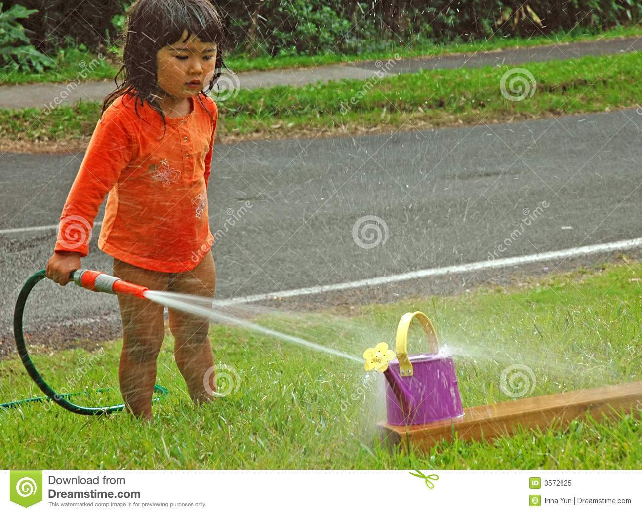Kleines Mädchen, Das Mit Wasser Spielt Stockbild - Bild Von Wasser mit Kinder Bilder Verkaufen