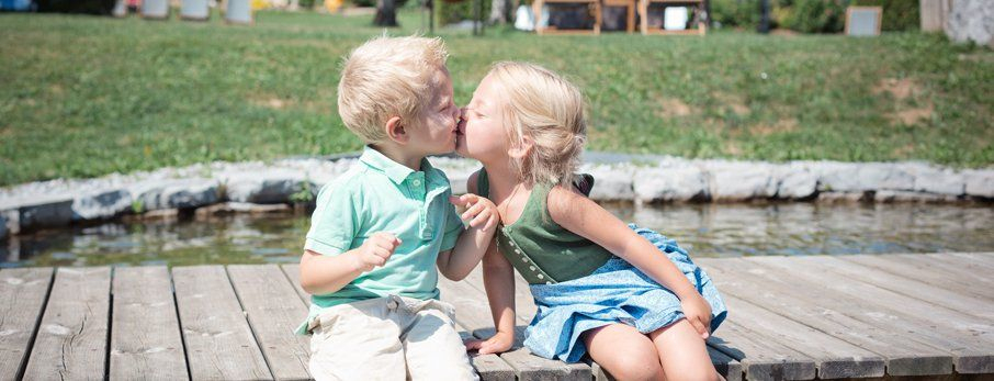 Küssende Kinder Am Naturbadeteich. #Kissing | Familienurlaub, Wellness ganzes Bilder Kinder Urlaub