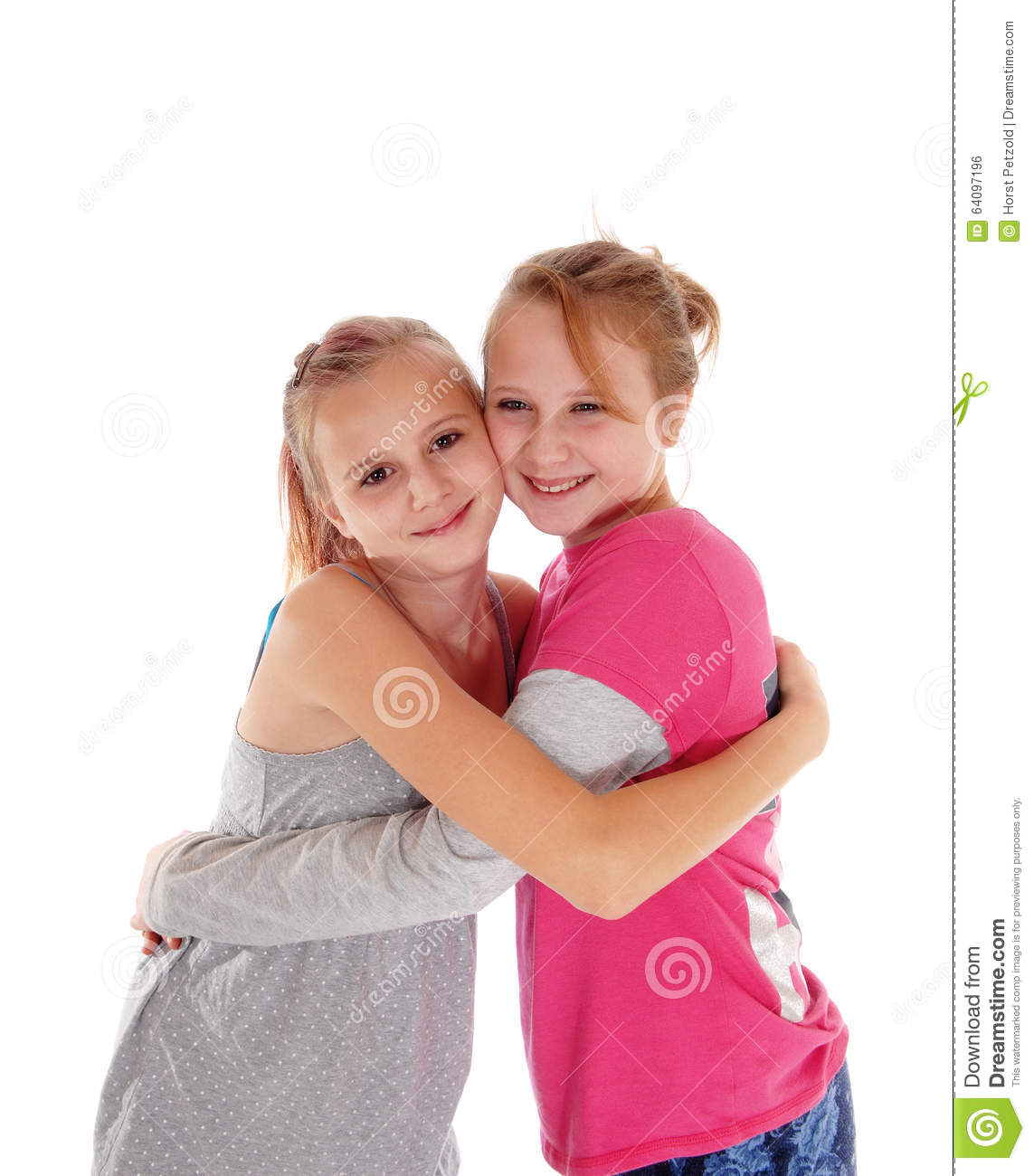 Lächelnde Schwestern, Die Sich Umarmen Stockfoto - Bild Von Blond mit Bilder Kinder Umarmen Sich