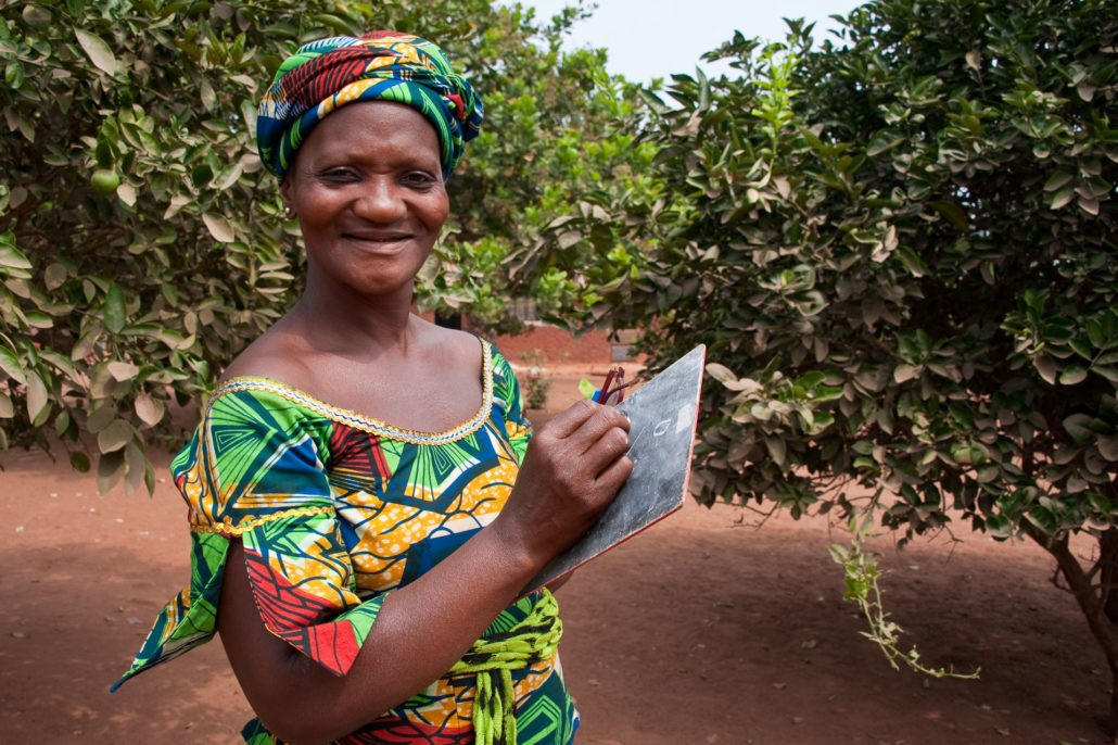 Landwirtschaft: Afrikanischen Frauen Den Boden Bereiten - Gemeinsam Für für Kinder Bilder Diesseits Von Afrika