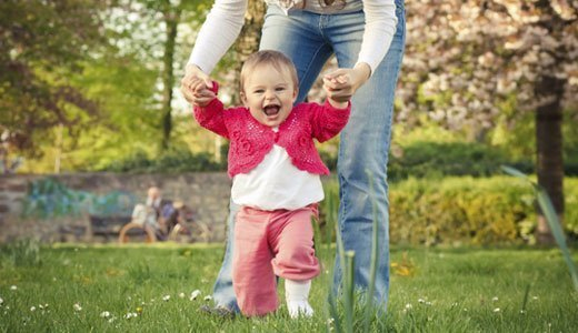 Laufen Lernen Bei Babys für Kinder Bilder Unterhalb Der Hand