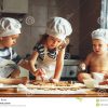 Lustige Kinder Der Glücklichen Familie Backen Plätzchen In Der Küche für Lustige Kinder Bilder