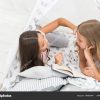 Mädchen Schwestern Niedlichen Pyjama Entspannen Und Lesen Buch ganzes Kinder Bilder Neben Dem Bett