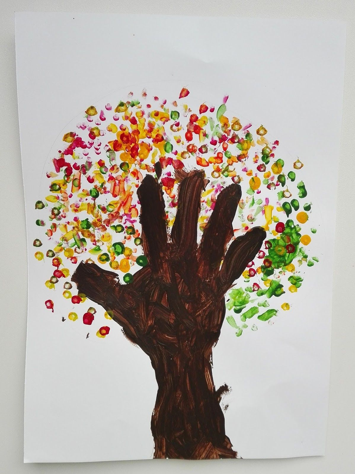 Mit Dem Abdruck Einer #Hand Einen Stamm Und Mit Bunten Herbstfarben in Kinder Bilder Herbst