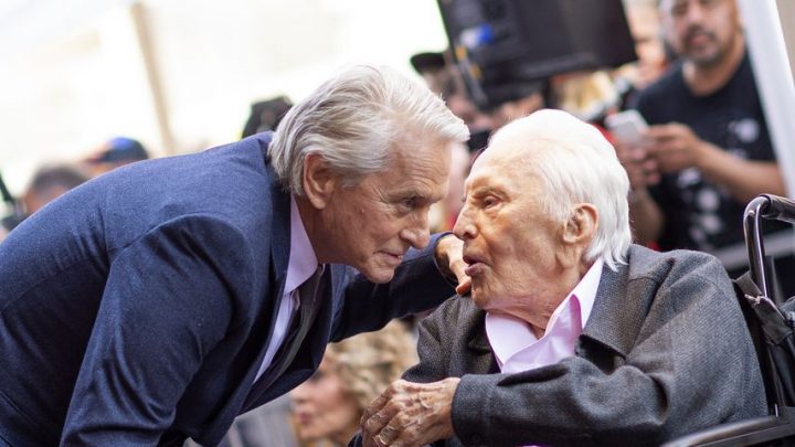 Mit Der Familie: Kirk Douglas Feiert Heute 103. Geburtstag | Promiflash.de bestimmt für Michael Douglas Kinder Bilder