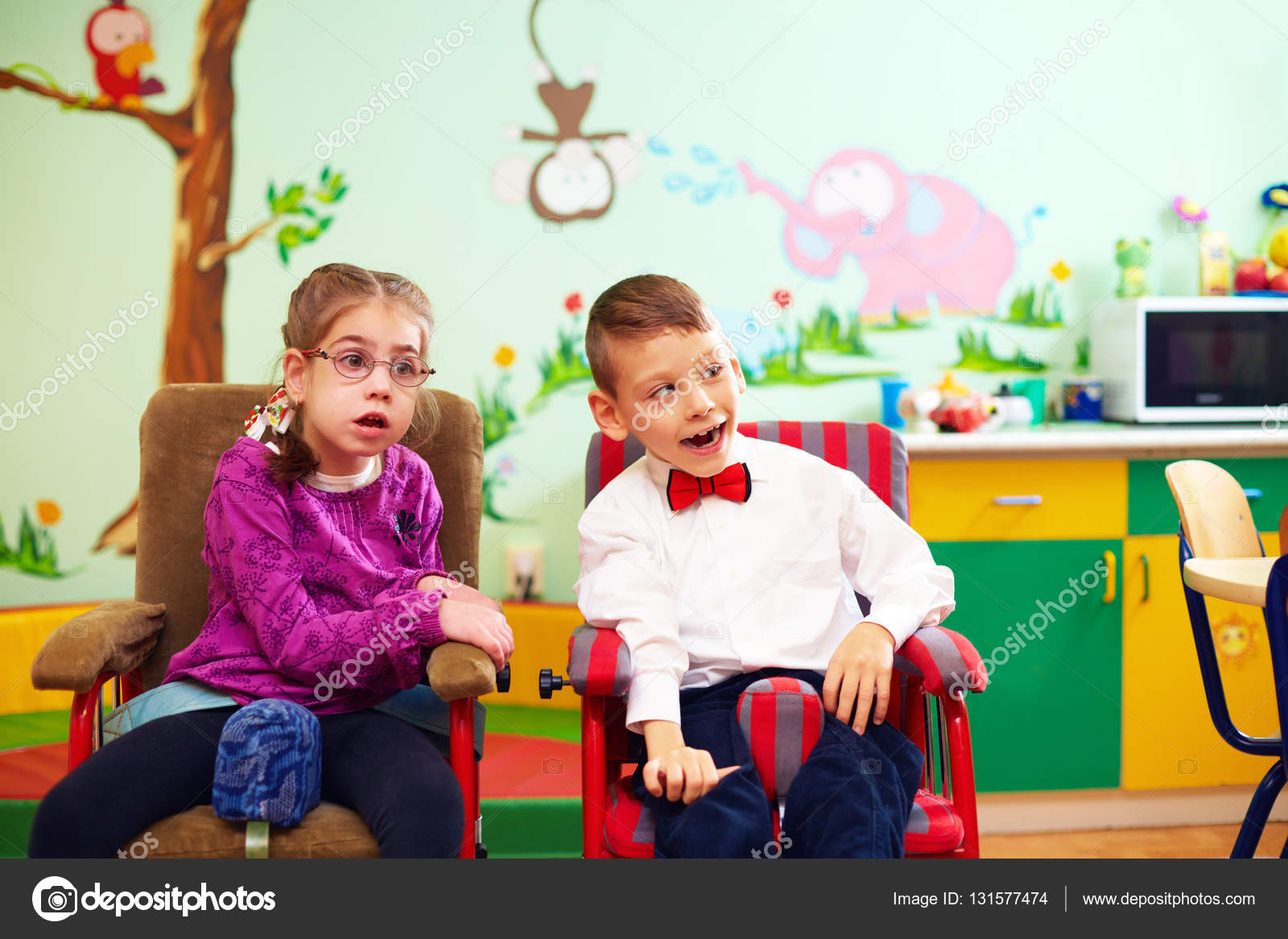 Nette Kinder Im Rollstuhl Im Kindergarten Für Kinder Mit Besonderen ganzes Kindergarten Bilder Preise