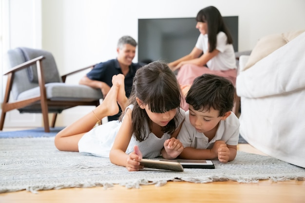 Nette Kleine Kinder, Die Auf Boden Im Wohnzimmer Liegen Und Digitale über Kinder Foto App
