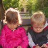 Porträt Zweier Trauriger Kinder Auf Einer Parkbank. — Stockvideo © E verwandt mit Traurige Kinder Bilder