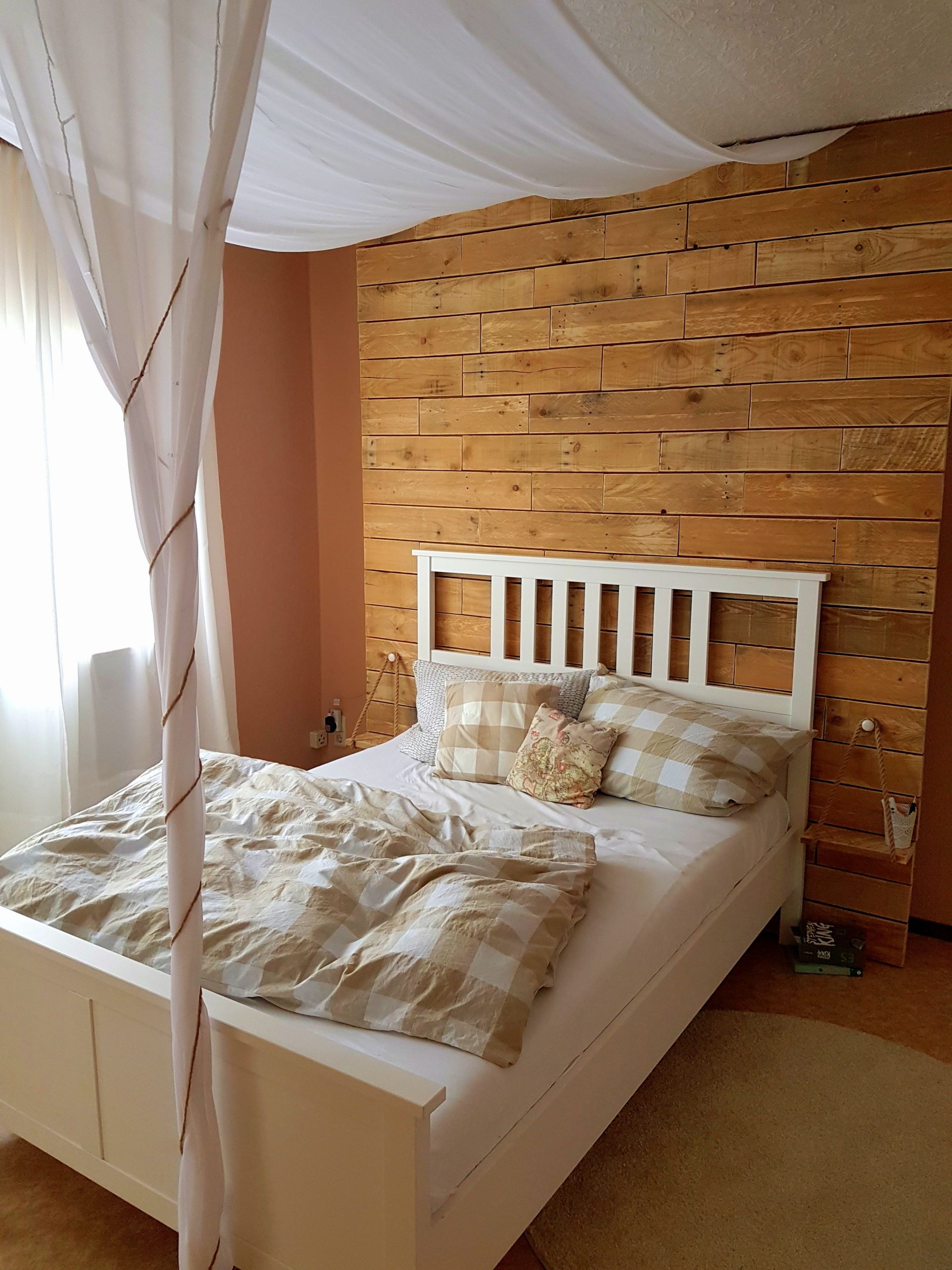 Schlazimmer: Wand Aus Palettenholz Hinter Dem Bett Inkl. Stauraum bei Kinder Bilder Hinter Der Wand