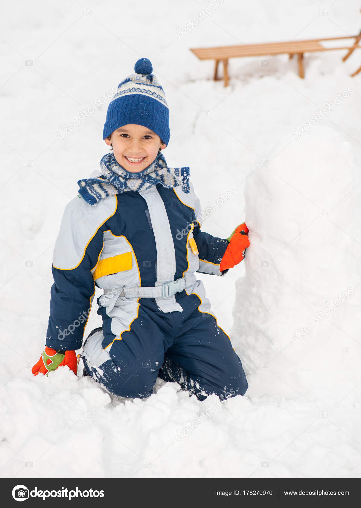 Spielerisch Fröhliche Kinder Rodeln Und Schneemannbasteln Schnee verwandt mit Bilder Kinder Im Schnee