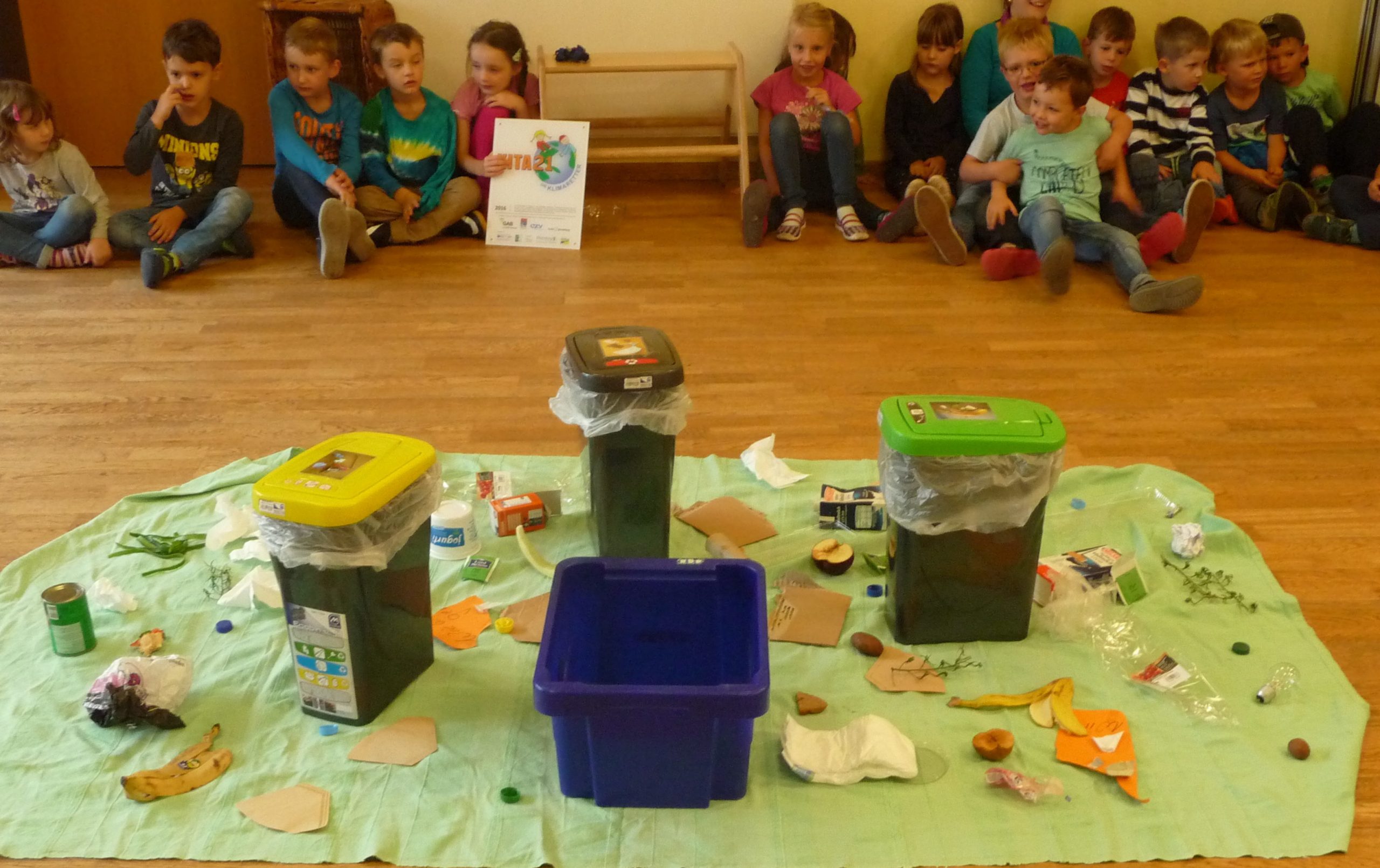 Tausendfüßlerkinder Sind „Dem Müll Auf Der Spur&quot; | Tausendfuessler verwandt mit Kinder Bilder Neben Der Spur