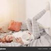 Teenager-Mädchen Mit Smartphone Im Bett — Stockfoto © Kruchenkova über Kinder Bilder Neben Dem Bett